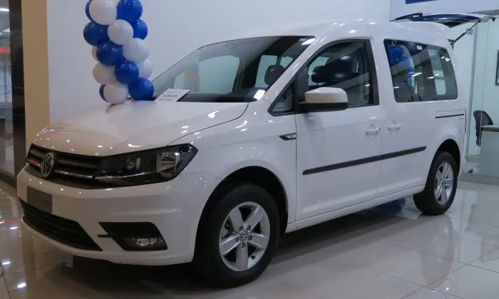 Los 21 mejores monovolúmenes de segunda mano para 2026 18 Volkswagen Caddy Kombi blanco de tres cuartos delantero, expuesto dentro de un concesionario