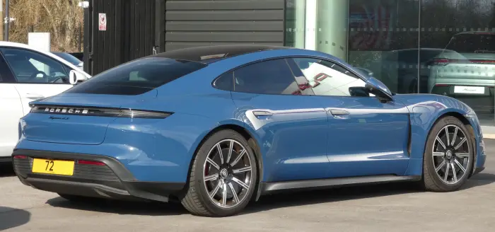 Qué coche eléctrico comprar de segunda mano en 2026 16 Porsche Taycan de segunda mano, vista tres cuartos delantera