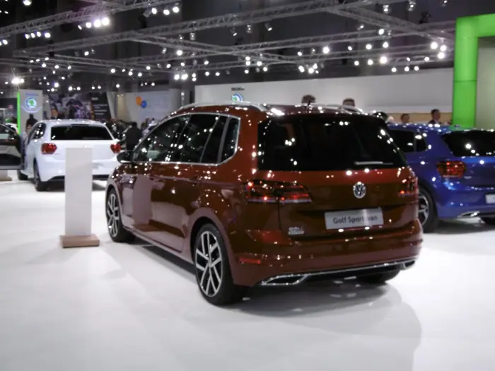 Los 21 mejores monovolúmenes de segunda mano para 2026 6 Volkswagen Golf Sportsvan marrón de tres cuartos trasero, expuesto en un salón del automóvil