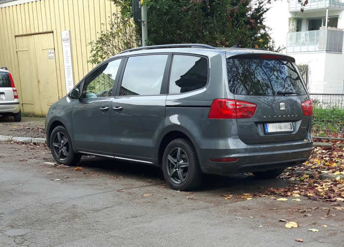 Los 21 mejores monovolúmenes de segunda mano para 2026 13 Seat Alhambra gris de tres cuartos trasero, aparcado en una calle con hojas secas en el suelo