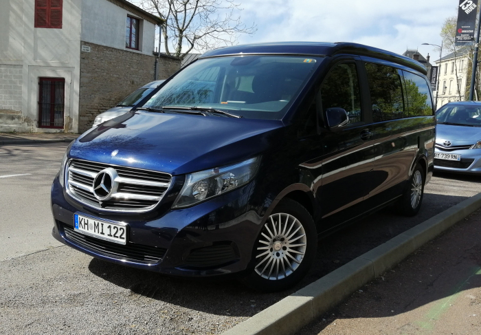 Los 21 mejores monovolúmenes de segunda mano para 2026 20 Mercedes Clase V azul oscuro de tres cuartos delantero, aparcado en una calle de casas de piedra