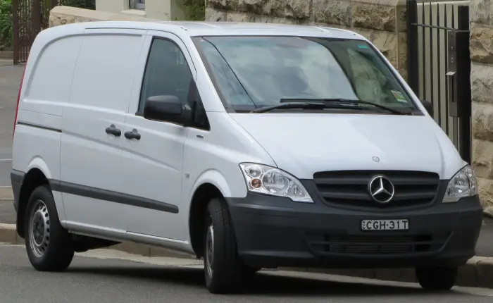 Los 21 mejores monovolúmenes de segunda mano para 2026 21 Mercedes Vito blanco en versión furgón, de tres cuartos delantero, junto a un muro de piedra